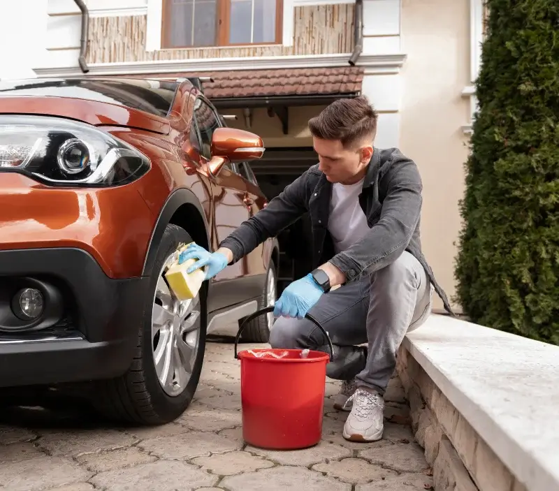 Lavage auto à domicile Montolieu : professionnel intervenant sur un véhicule